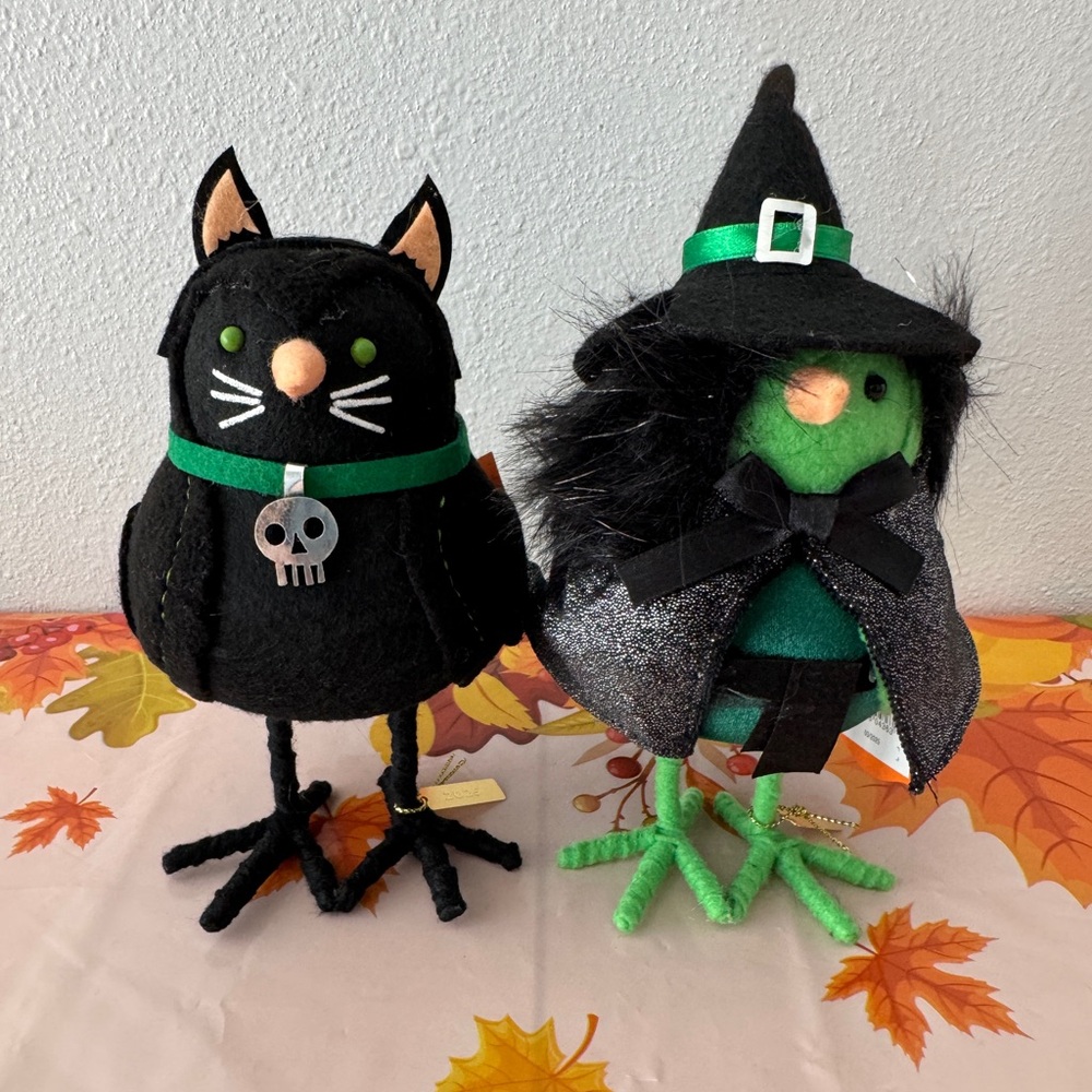 2pcs  featherly cat wearing a skull pendant & bird dressed in a witch New.
